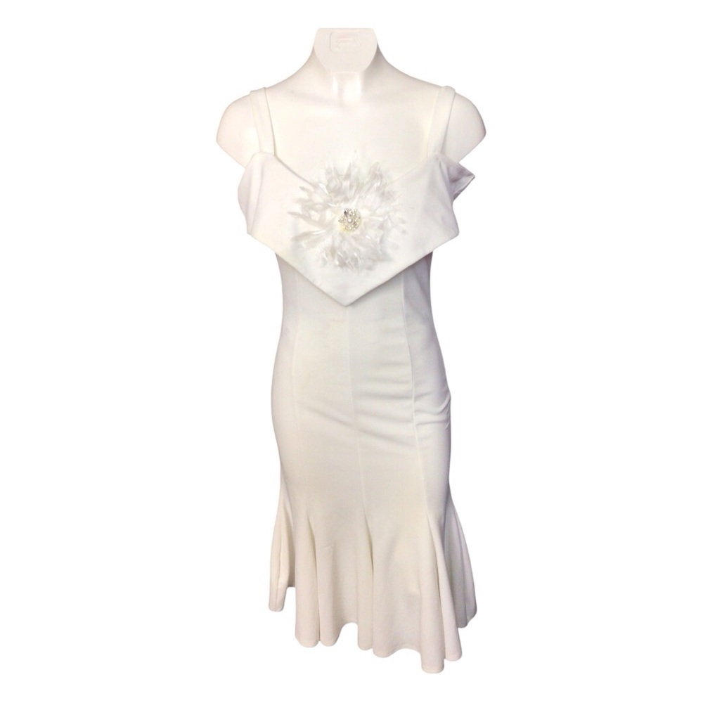 Chic Strapless White Dress with Floral Accent